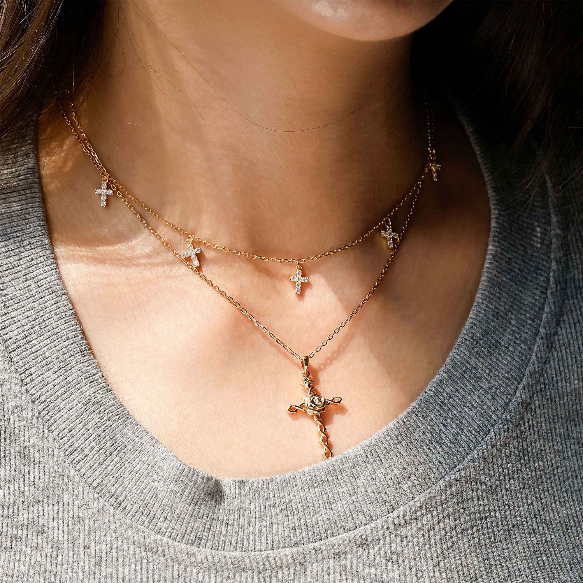 Collier de fleur de naissance avec croix florale et rose de juin