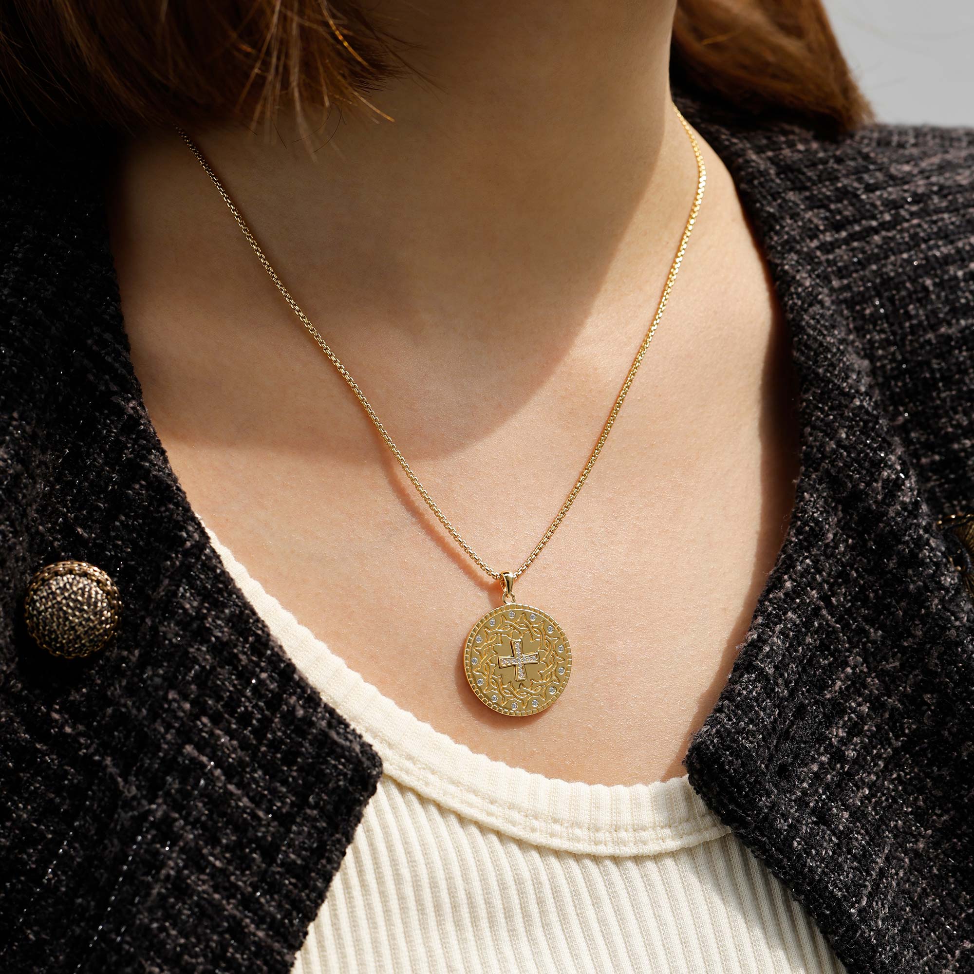 Collier médaillon avec croix et couronne d'épines