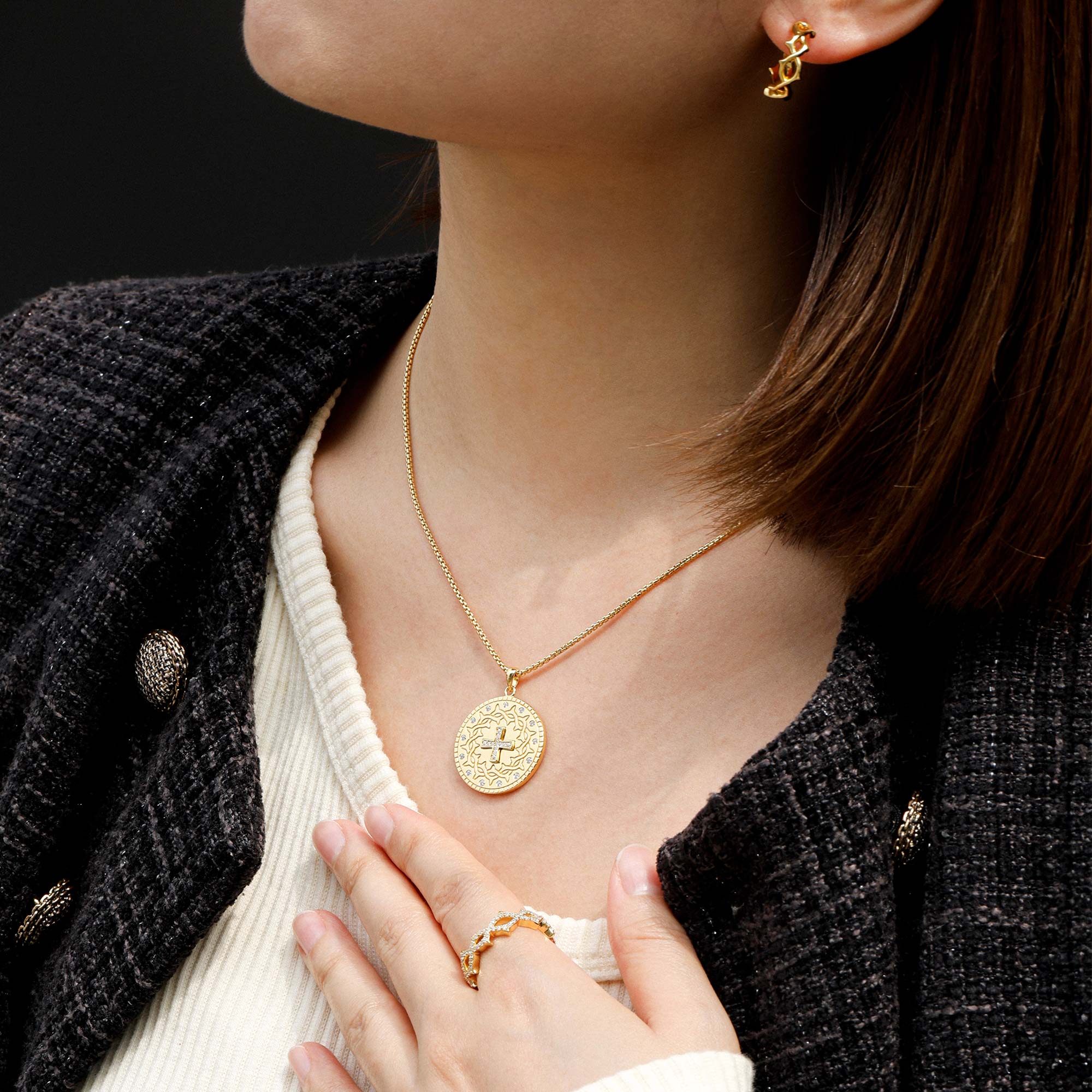 Collier médaillon avec croix et couronne d'épines
