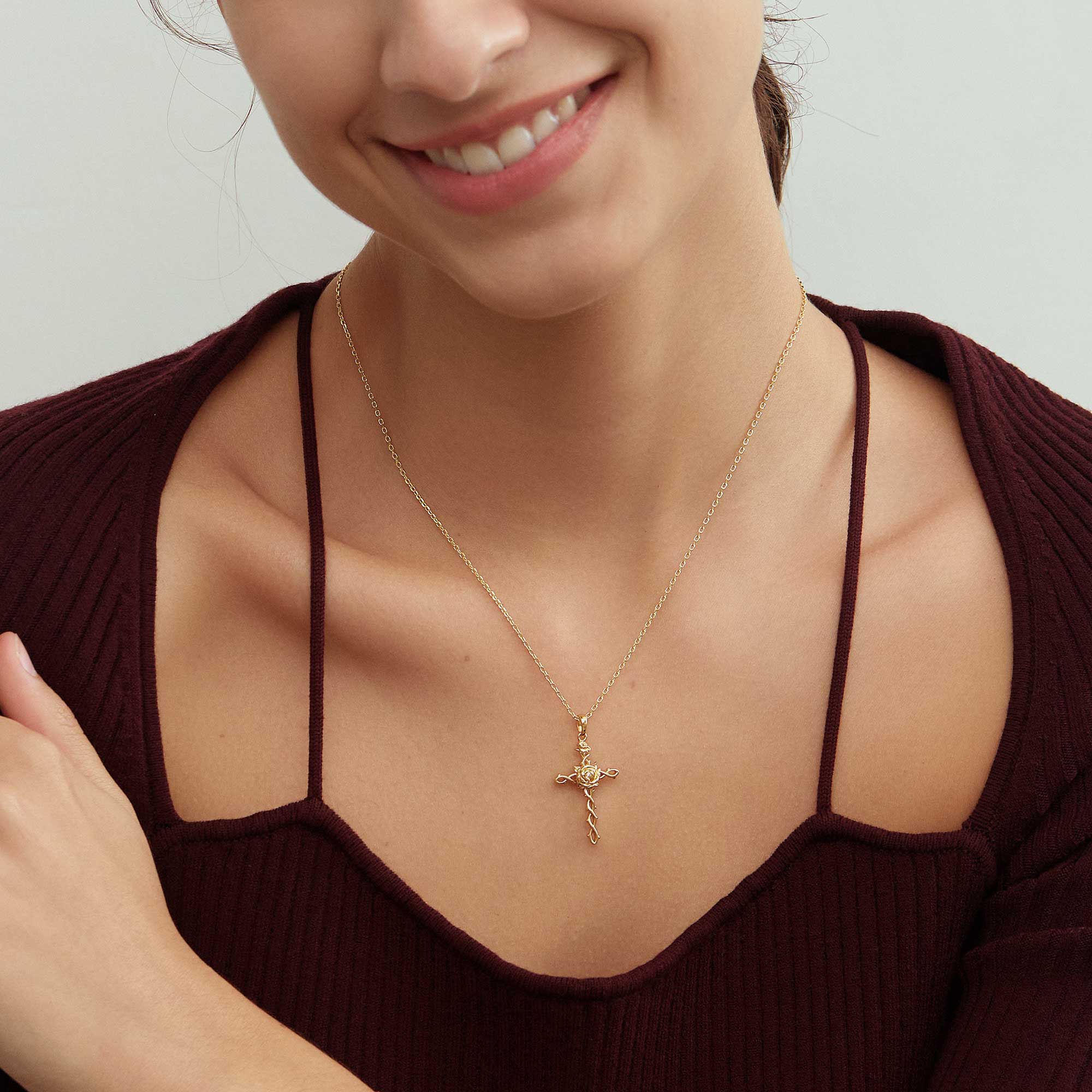Collier de fleur de naissance avec croix florale et rose de juin