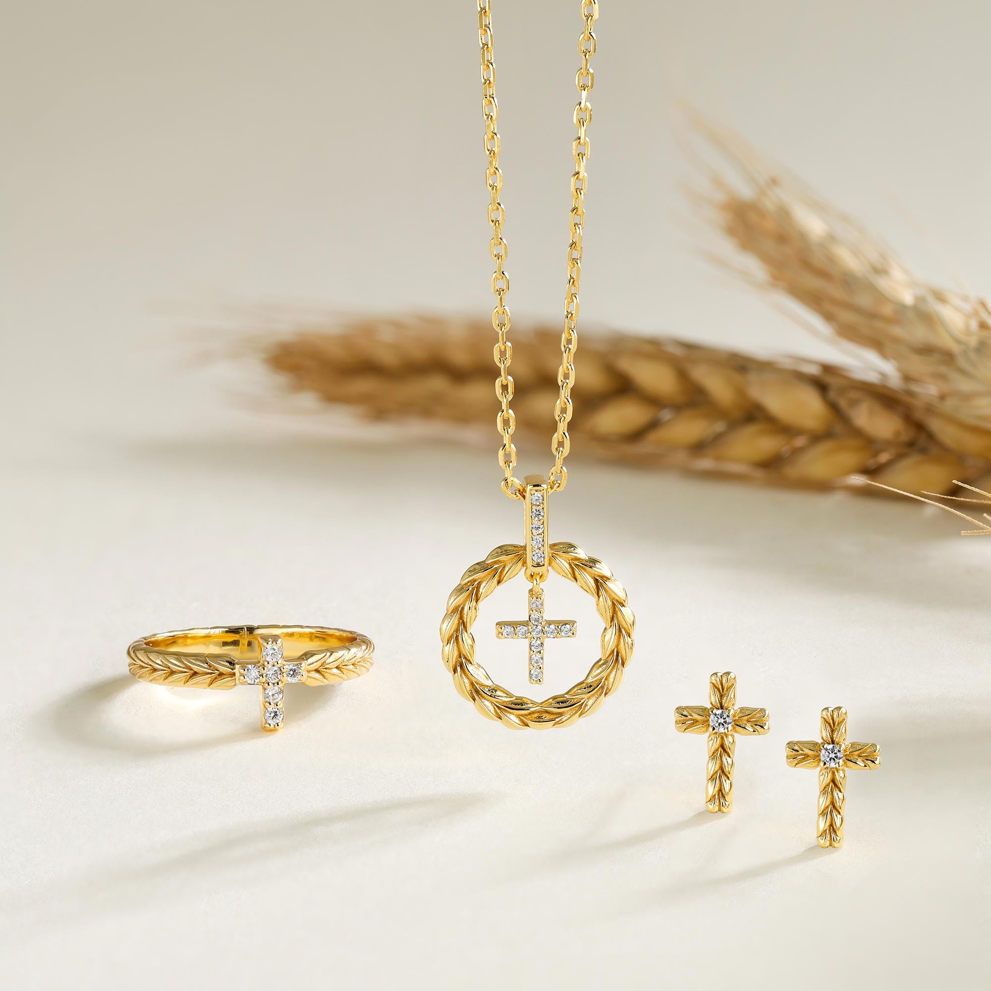 Collier avec pendentif en forme de croix et couronne de blé