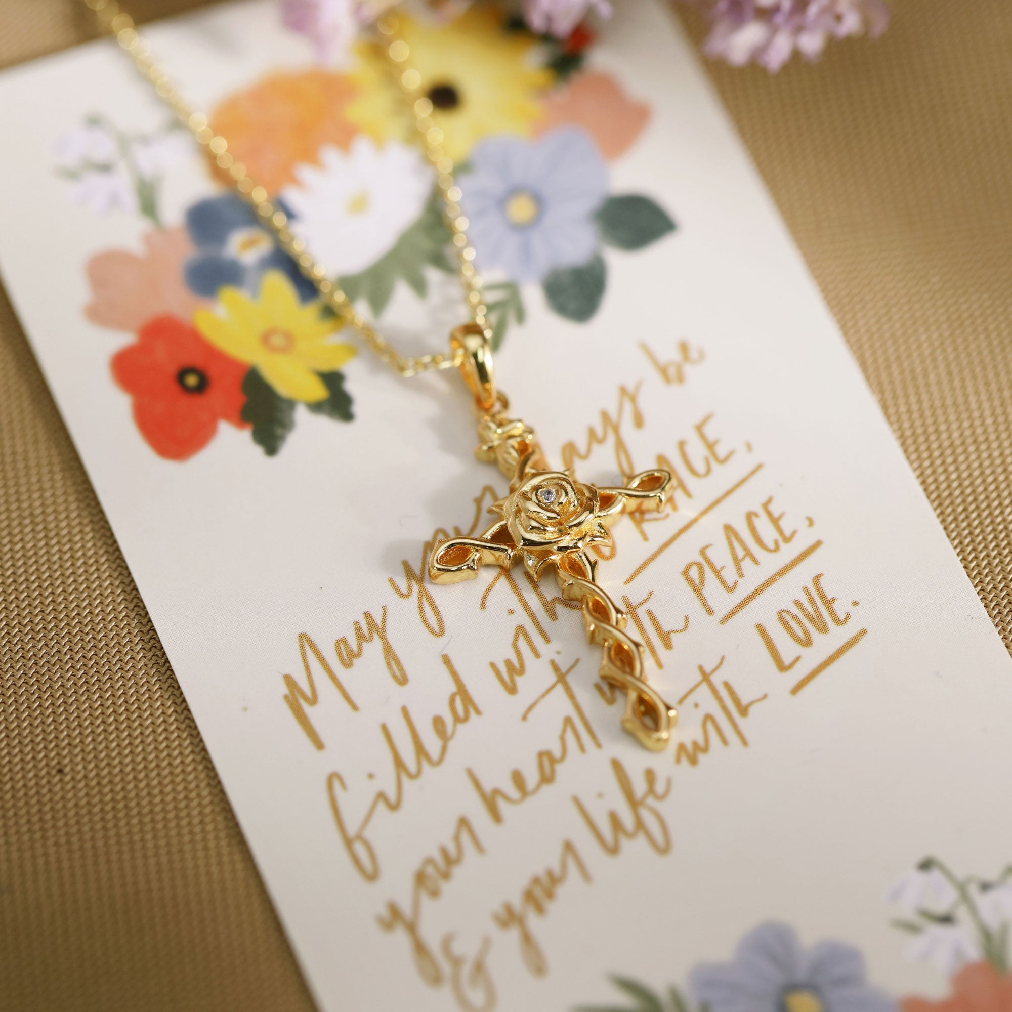 Collier de fleur de naissance avec croix florale et rose de juin