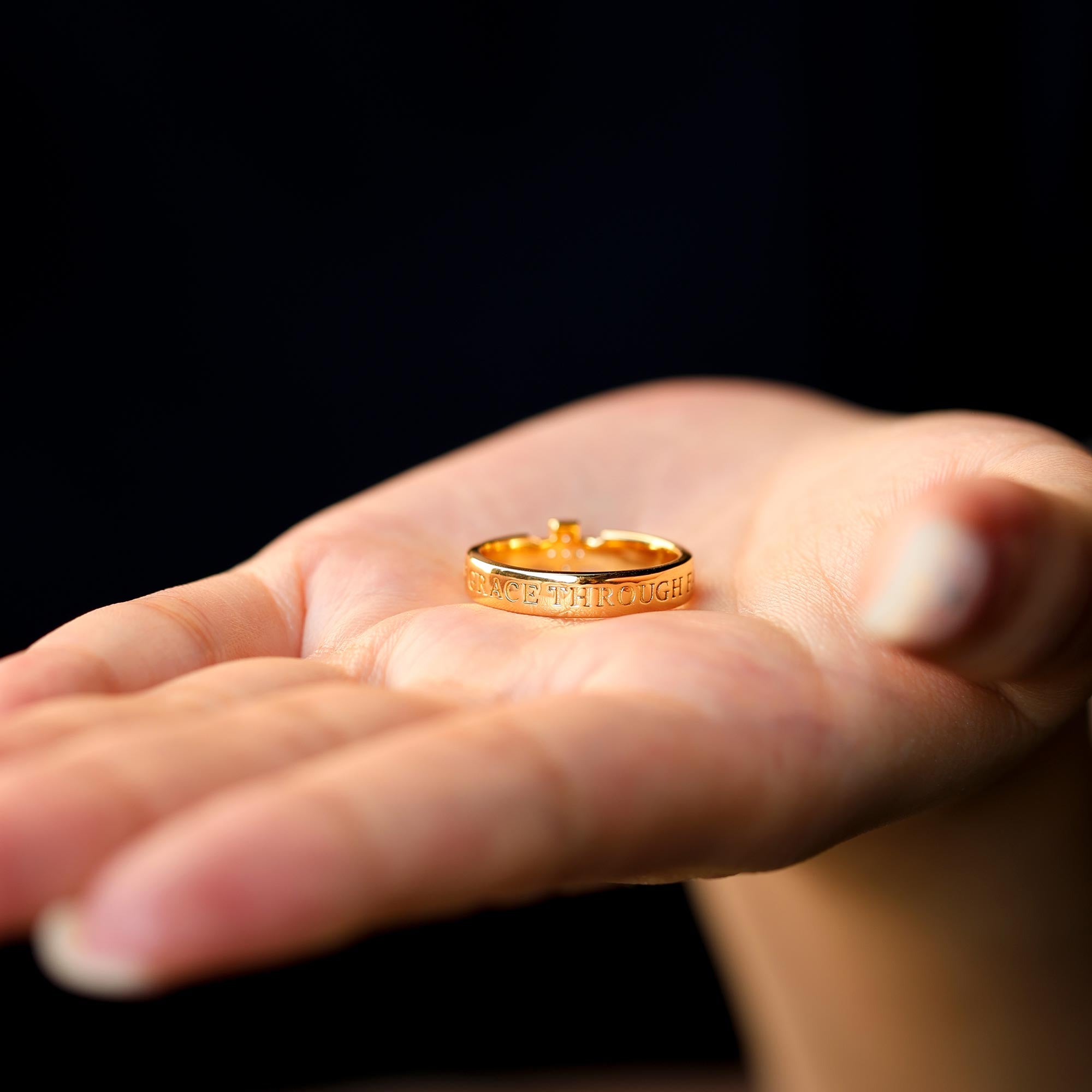 Bague avec inscription « Par la grâce par la foi »