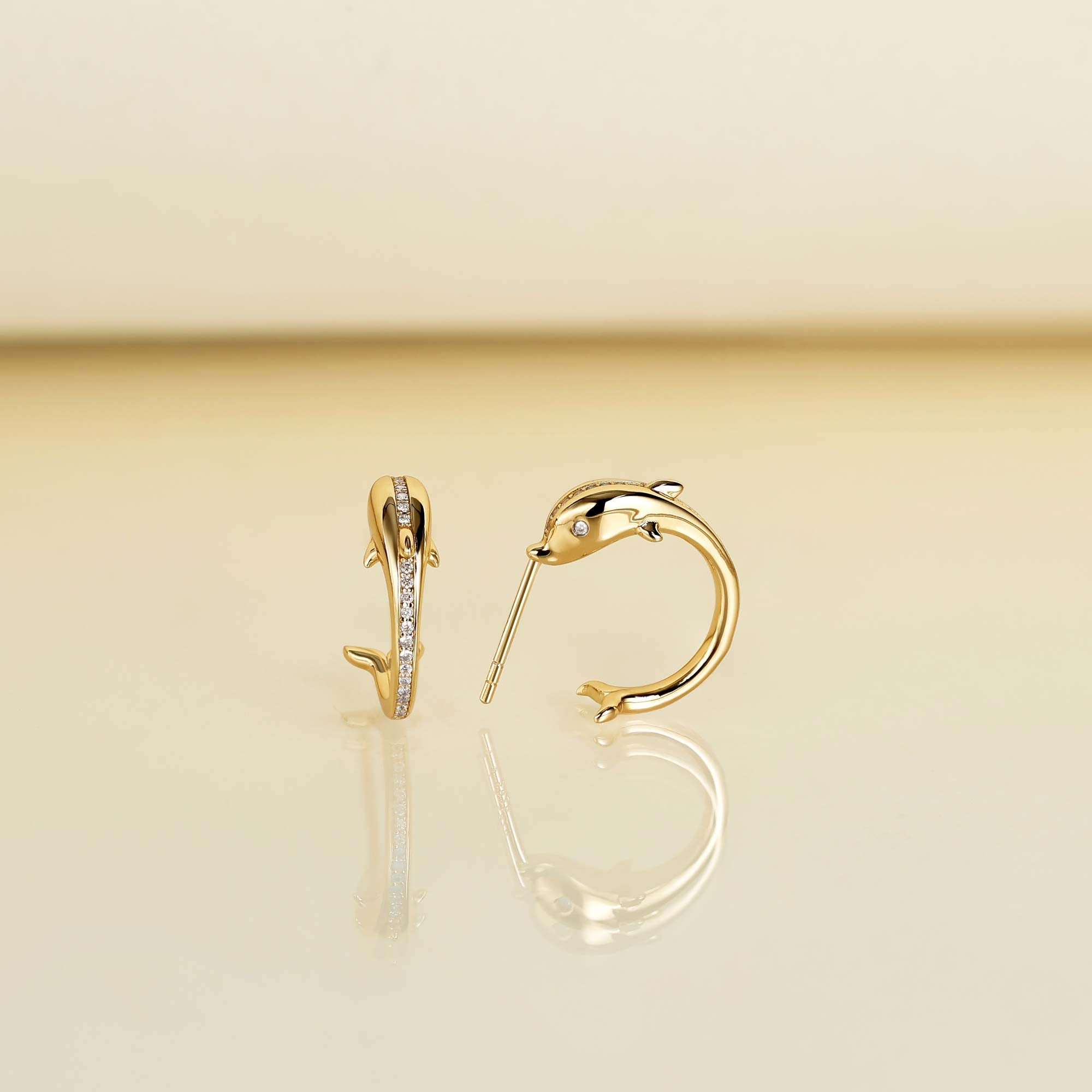 Promised Land – Ocean's Dance – Halb-Creolen-Ohrstecker mit Delfinmotiv