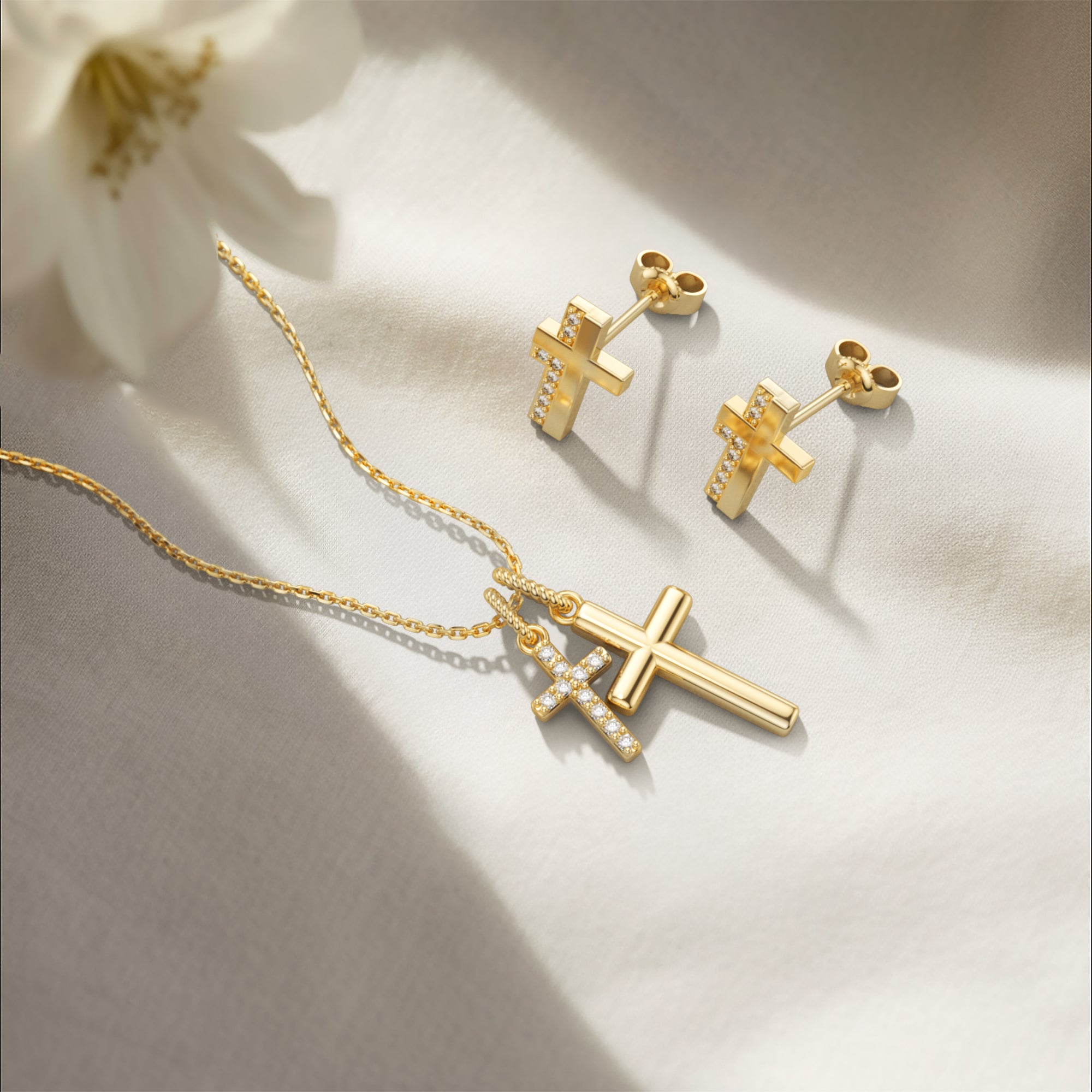 Funkelnde Ohrstecker mit Kreuz