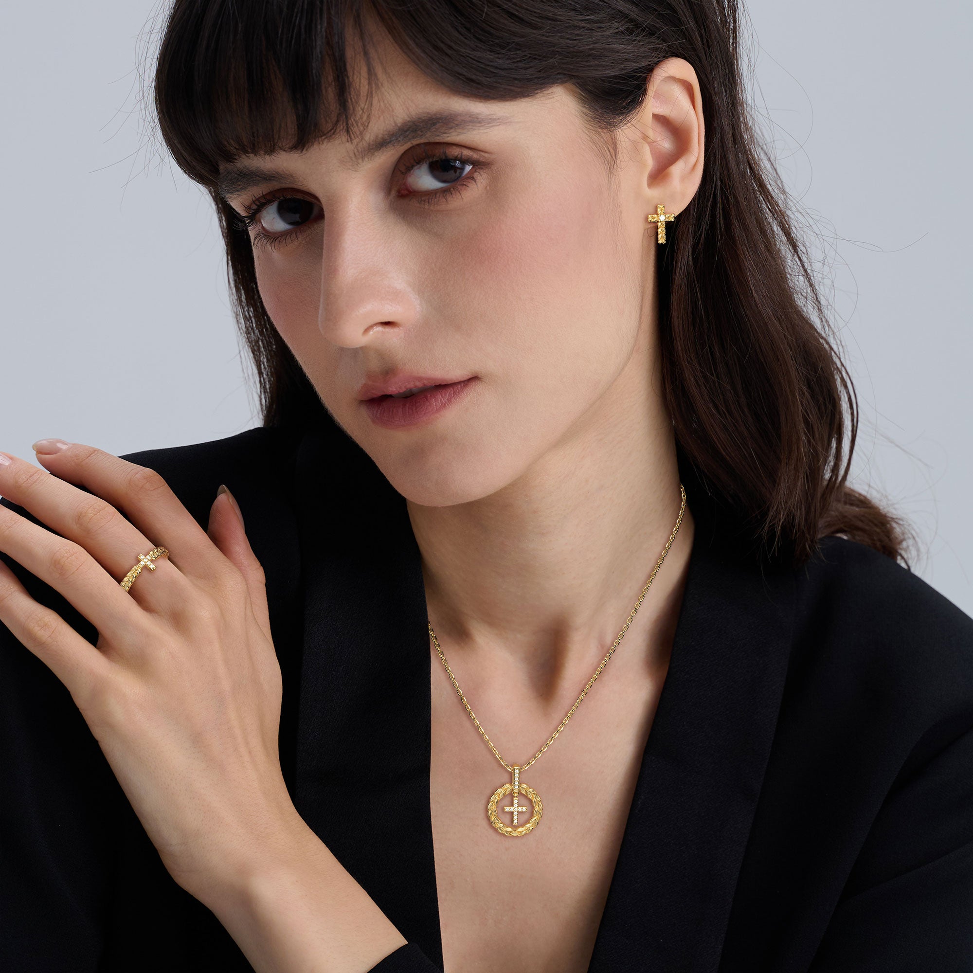 Collier avec pendentif en forme de croix et couronne de blé