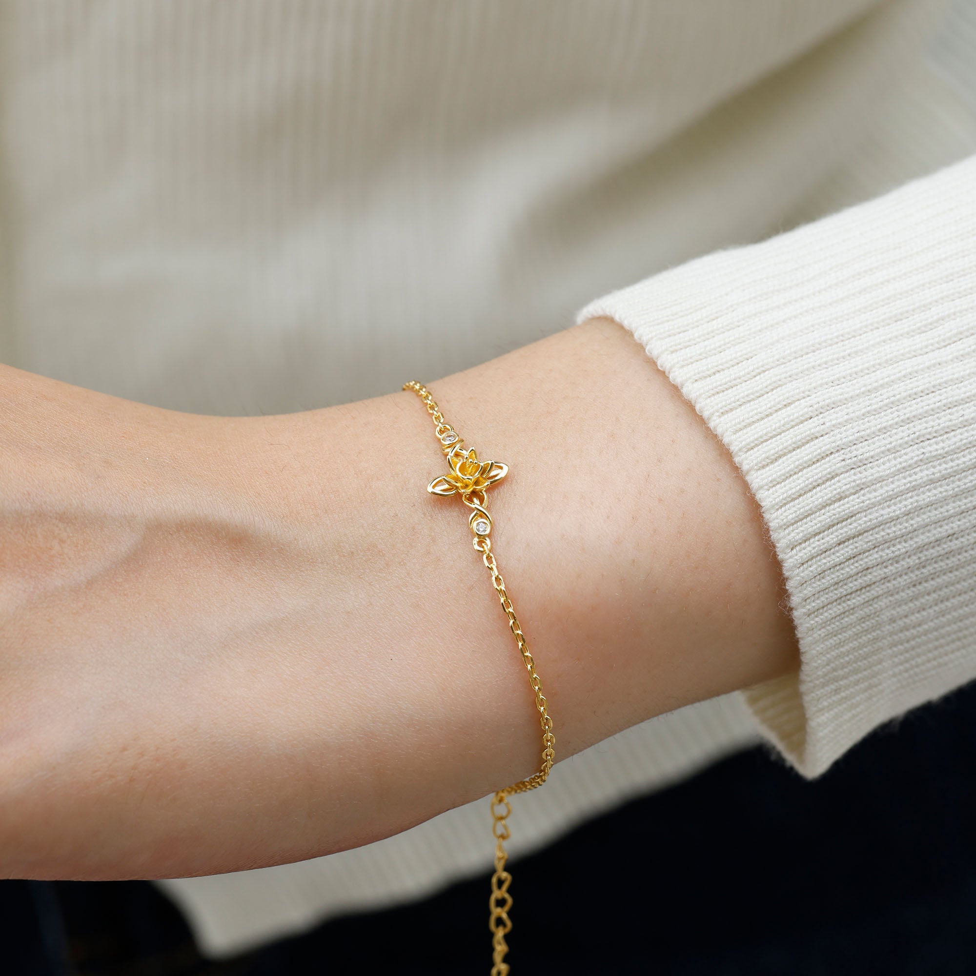 Armband mit floralem Kreuz und Tulpenmotiv