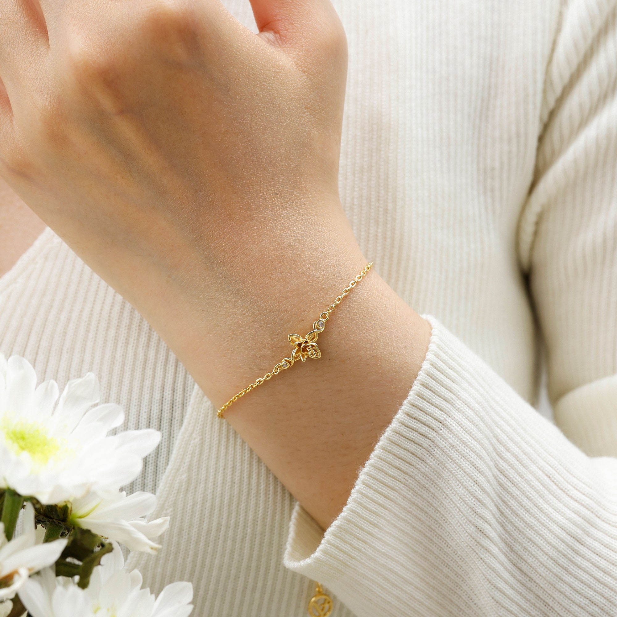Armband mit floralem Kreuz und Tulpenmotiv