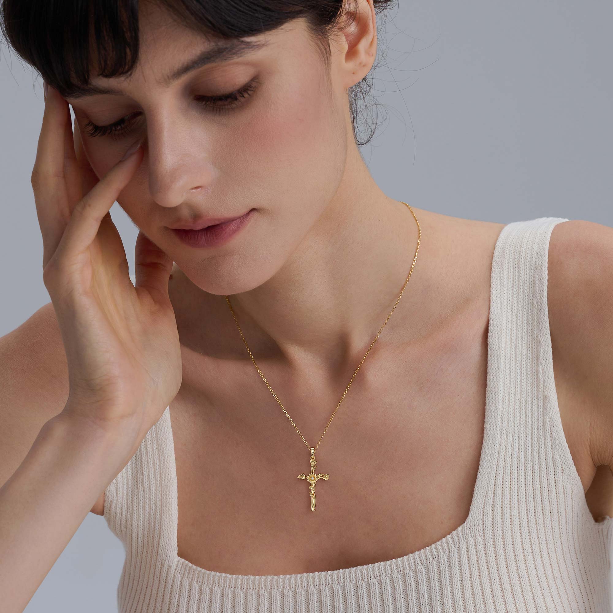 Collier de fleurs de naissance avec croix florale et marguerite d'avril