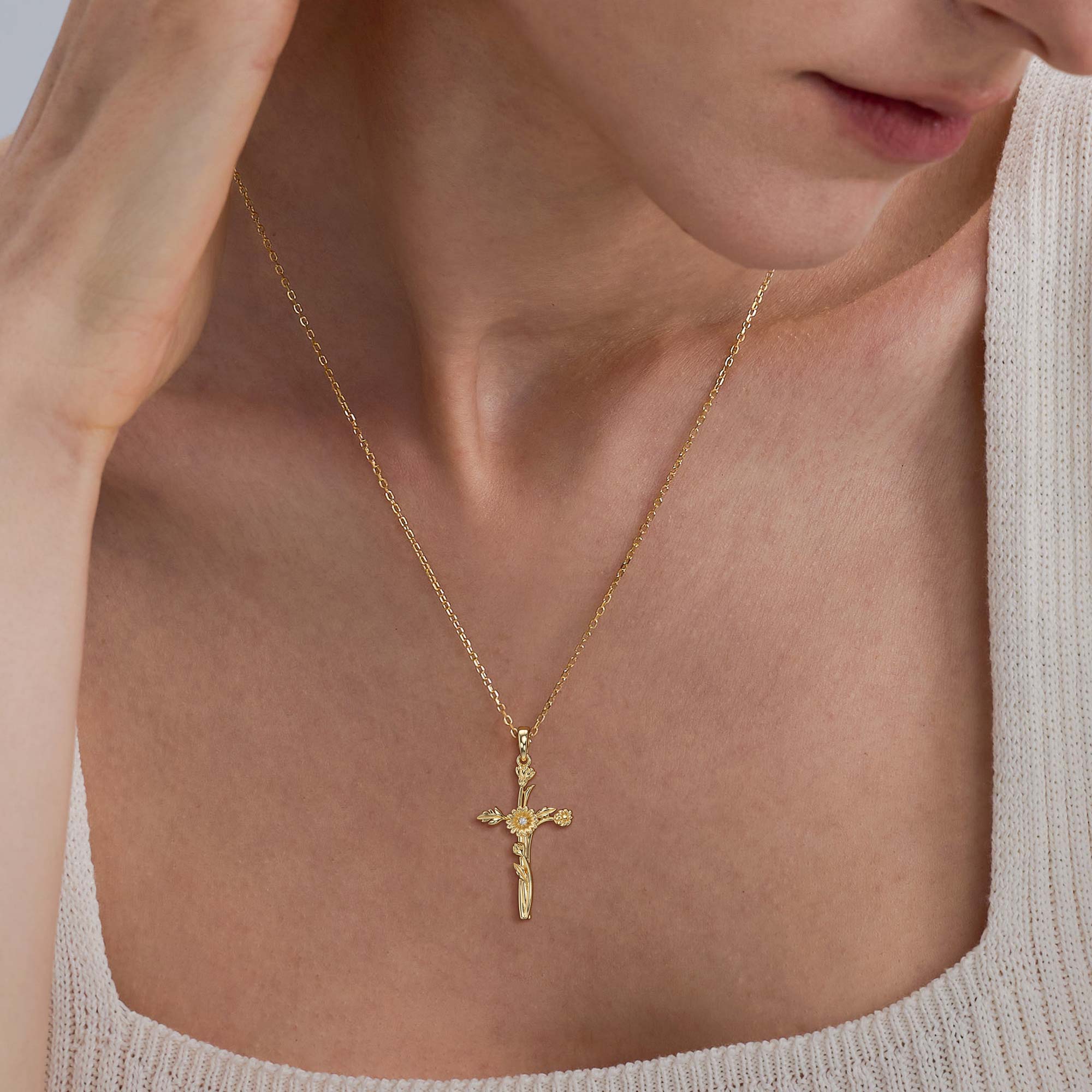 Collier de fleurs de naissance avec croix florale et marguerite d'avril