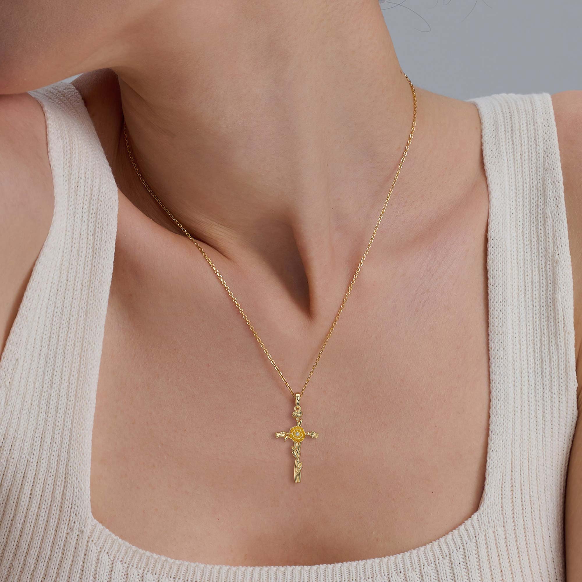 Collier de fleur de naissance avec croix florale et coquelicot d'août