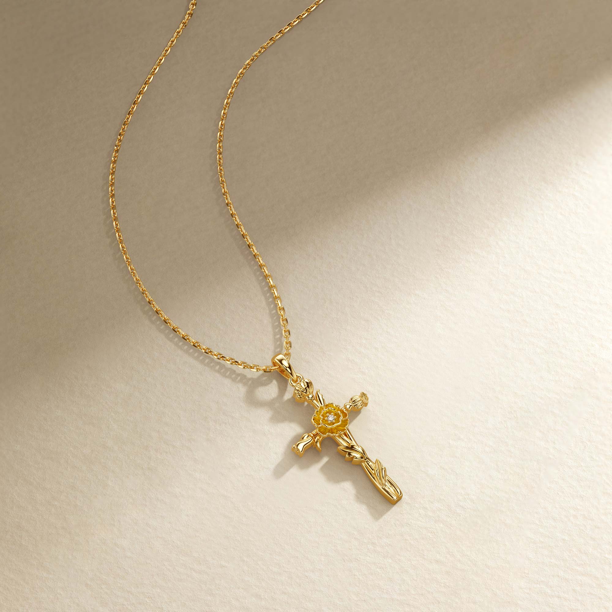 Collier de fleur de naissance avec croix florale et coquelicot d'août