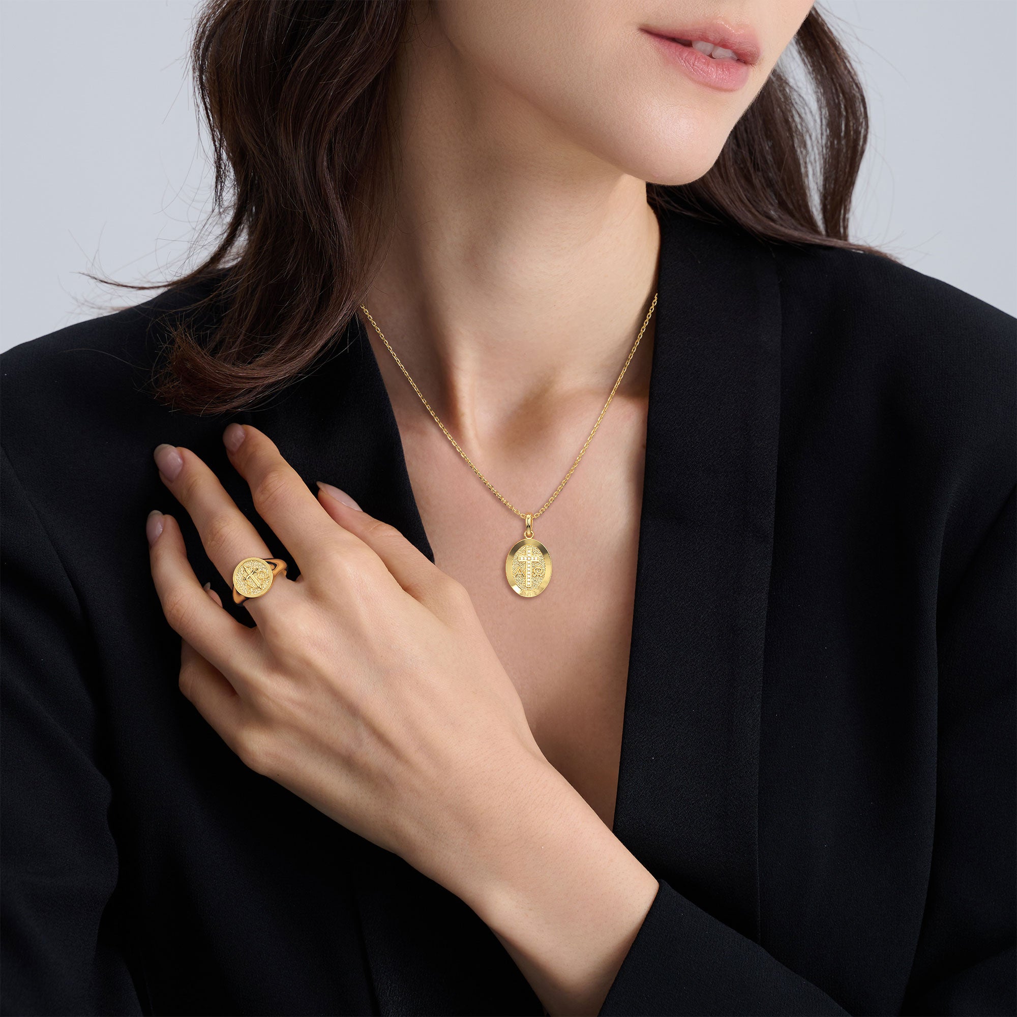 Collier avec pendentif médaillon Alpha Omega