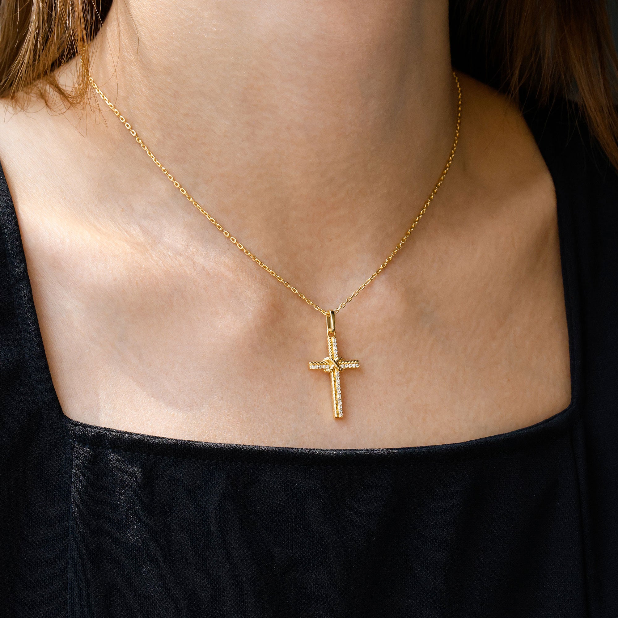 Collier avec pendentif en forme de croix et nœud infini